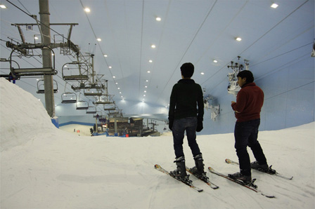 © Flo Rainer Ganz oben: Zwei Skifahrer unter dem weißen Hallendach